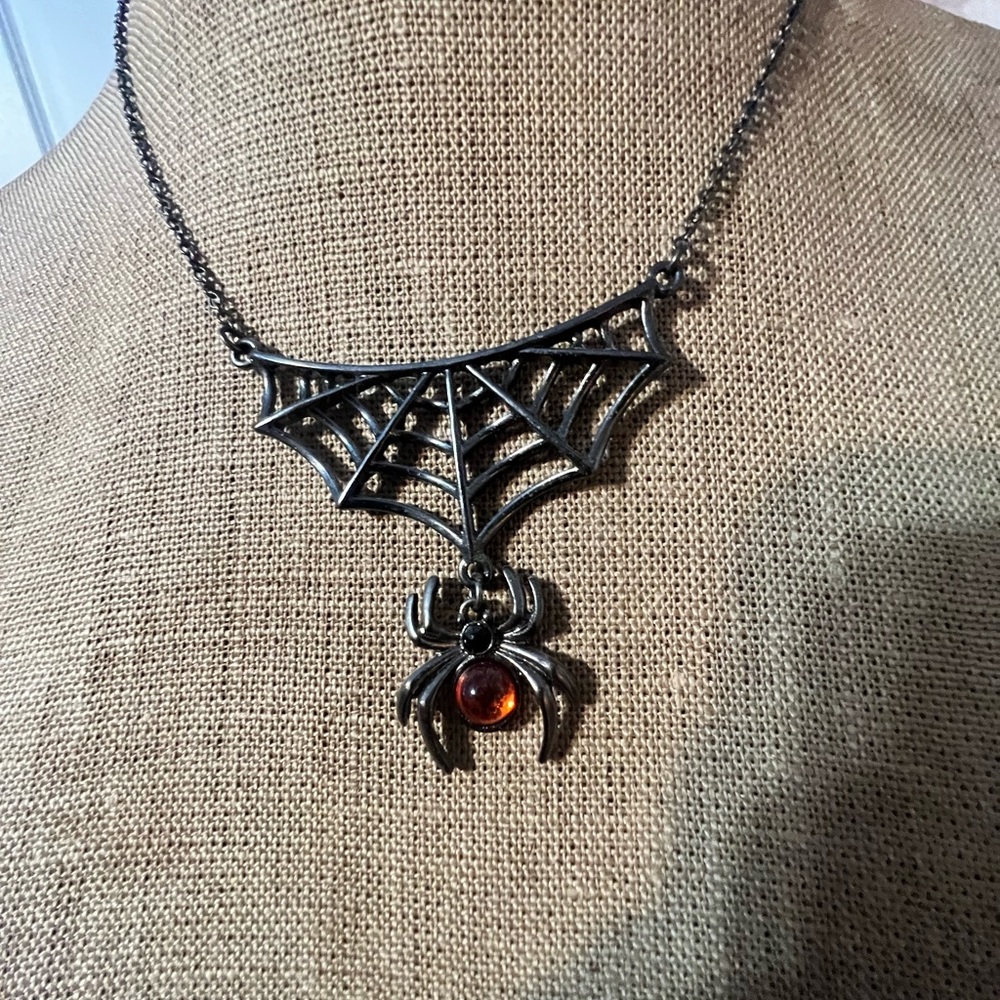 hot topic spider necklace